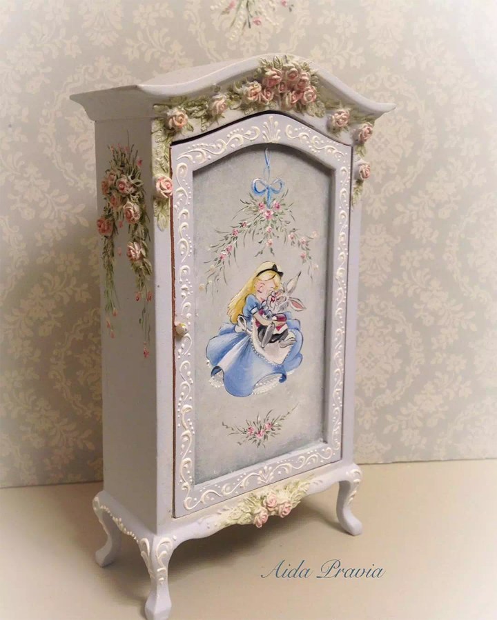 Armoire à décor d'Alice au pays des merveilles